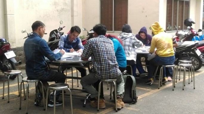 Khách hàng đến Công an TP HCM tố cáo hành vi lừa đảo của Công ty CP Địa ốc Alibaba. Khách hàng đến Công an TP HCM tố cáo hành vi lừa đảo của Công ty CP Địa ốc Alibaba.