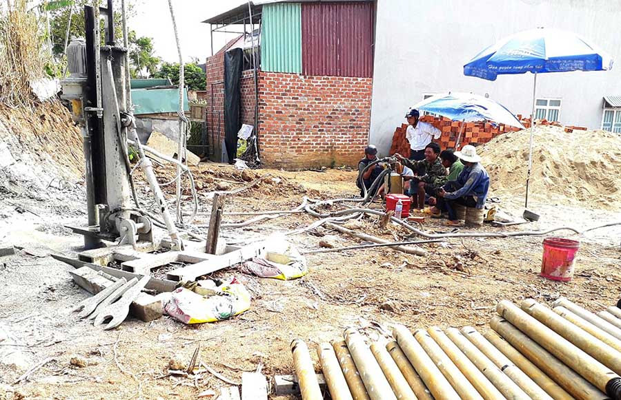 Ông Nguyễn Hữu Thọ (thôn Tú Thủy 2, xã Tú An, thị xã An Khê) thuê người khoan giếng để lấy nước sinh hoạt. Ảnh: N.S