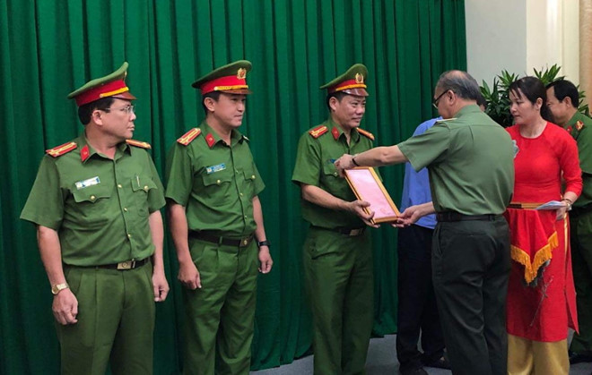 Các đơn vị tham gia phá án được khen thưởng. Ảnh: Tùng Lâm.