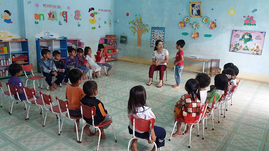 Các cháu học sinh Trường Mầm non thị trấn Phú Hòa (huyện Chư Pah) nghe cô giáo hướng dẫn các biện pháp vệ sinh cá nhân phòng bệnh. Ảnh: Như Ý Các cháu học sinh Trường Mầm non thị trấn Phú Hòa (huyện Chư Pah) nghe cô giáo hướng dẫn các biện pháp vệ sinh cá nhân phòng bệnh. Ảnh: Như Ý