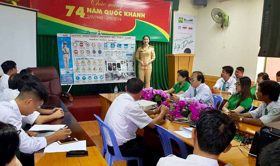 Cán bộ Đội Cảnh sát Giao thông-Trật tự Pleiku phổ biến kỹ năng tham gia giao thông an toàn cho đội ngũ lái xe taxi Mai Linh Gia Lai. Ảnh: Lê Hoà