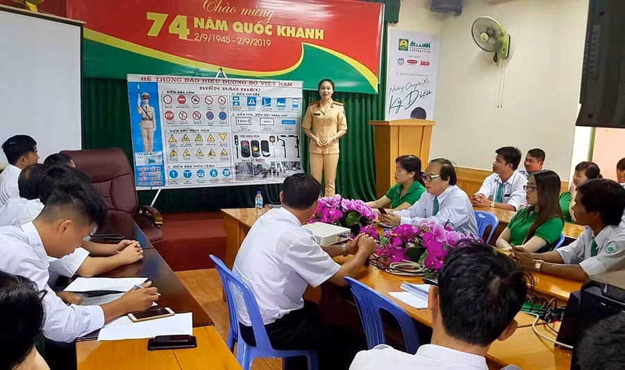 Cán bộ Đội Cảnh sát Giao thông-Trật tự Pleiku phổ biến kỹ năng tham gia giao thông an toàn cho đội ngũ lái xe taxi Mai Linh Gia Lai. Ảnh: Lê Hoà