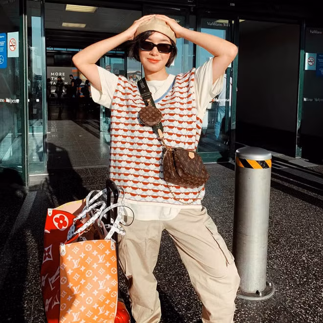 Châu Bùi diện thiết kế mới nhất của Louis Vuitton theo kiểu năng động. Cô phối áo phông với gile và quần rộng rãi. Bên cạnh đó, nàng fashionista cũng không quên đeo thêm phụ kiện là kính râm gọng vuông và mũ nồi.