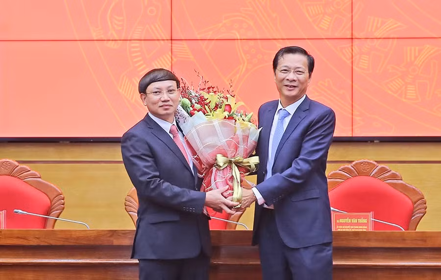  Đồng chí Nguyễn Văn Đọc chúc mừng đồng chí Nguyễn Xuân Ký được bầu làm Bí thư Tỉnh ủy Quảng Ninh.