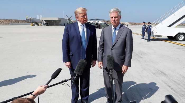  Tổng thống Donald Trump và ông Robert C. O'Brien gặp mặt phóng viên tại Los Angeles. Ảnh: Reuters