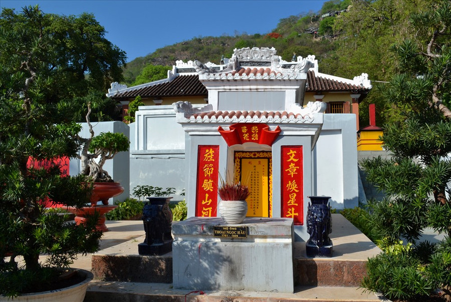  Mộ danh nhân Thoại Ngọc Hầu trong khuôn viên sơn lăng. Ảnh: Lục Tùng