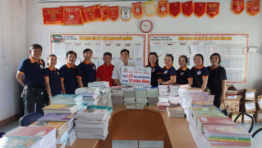 Đoàn trao tặng sách cho các em học sinh Trường THCS Lê Hồng Phong. Ảnh: Hà Phương