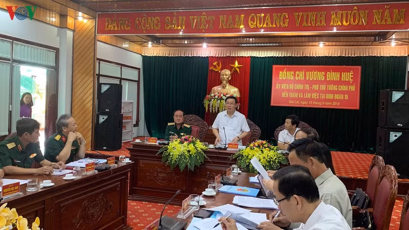 Ủy viên Bộ Chính trị, phó Thủ tướng Chính phủ Vương Đình Huệ làm việc với các đơn vị kinh tế thuộc Bộ Quốc phòng tại Tây Nguyên.