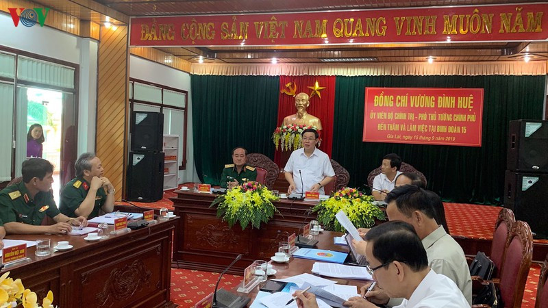 Ủy viên Bộ Chính trị, phó Thủ tướng Chính phủ Vương Đình Huệ làm việc với các đơn vị kinh tế thuộc Bộ Quốc phòng tại Tây Nguyên. Ủy viên Bộ Chính trị, phó Thủ tướng Chính phủ Vương Đình Huệ làm việc với các đơn vị kinh tế thuộc Bộ Quốc phòng tại Tây Nguyên.