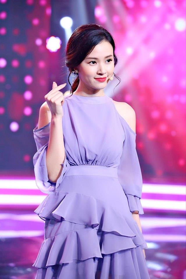  Với làn da trắng mịn màng, Midu không quá khó khăn trong việc lựa chọn màu sắc trang phục. Đôi lúc người đẹp cũng tạo sự thu hút với mẫu váy tím pastel cùng lối trang điểm nhẹ nhàng, nhấn đậm đôi môi hồng ngọt ngào.