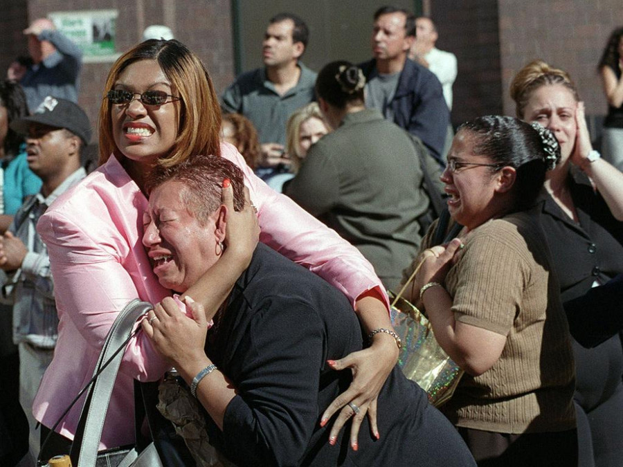  Người dân khóc trên đường phố khi họ chứng kiến các cuộc tấn công khủng bố. (Ảnh: Ernesto Mora / AP).