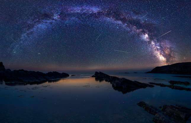  Dải tinh vân hình cánh cung ở Biển Đen, Bulgaria