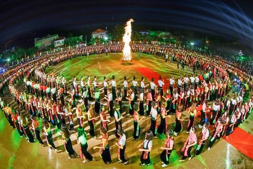 Yên Bái đã ngừng đăng ký kỷ lục Guiness khi màn đại xoè gặp phản ứng của dư luận. Ảnh: T. L