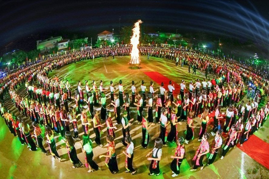 Yên Bái đã ngừng đăng ký kỷ lục Guiness khi màn đại xoè gặp phản ứng của dư luận. Ảnh: T. L Yên Bái đã ngừng đăng ký kỷ lục Guiness khi màn đại xoè gặp phản ứng của dư luận. Ảnh: T. L