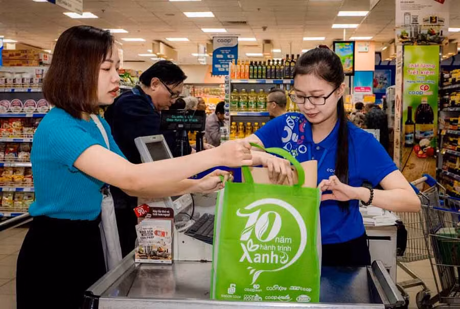 Siêu thị Co.op Mart Pleiku khuyến khích khách hàng đi chợ dùng túi bảo vệ môi trường bằng việc cộng điểm nhằm giảm bớt việc sử dụng túi ni lông. Ảnh: P.D