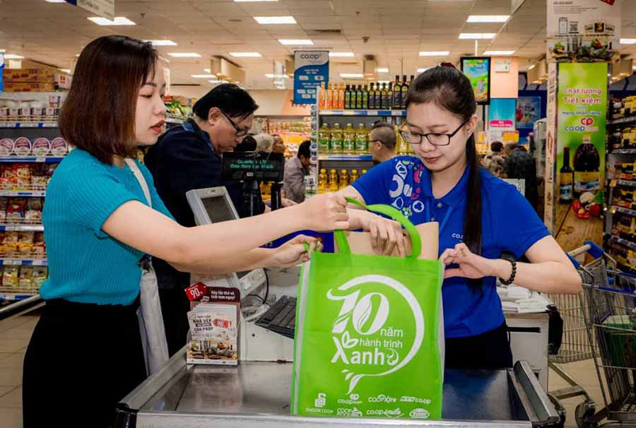 Siêu thị Co.op Mart Pleiku khuyến khích khách hàng đi chợ dùng túi bảo vệ môi trường bằng việc cộng điểm nhằm giảm bớt việc sử dụng túi ni lông. Ảnh: P.D