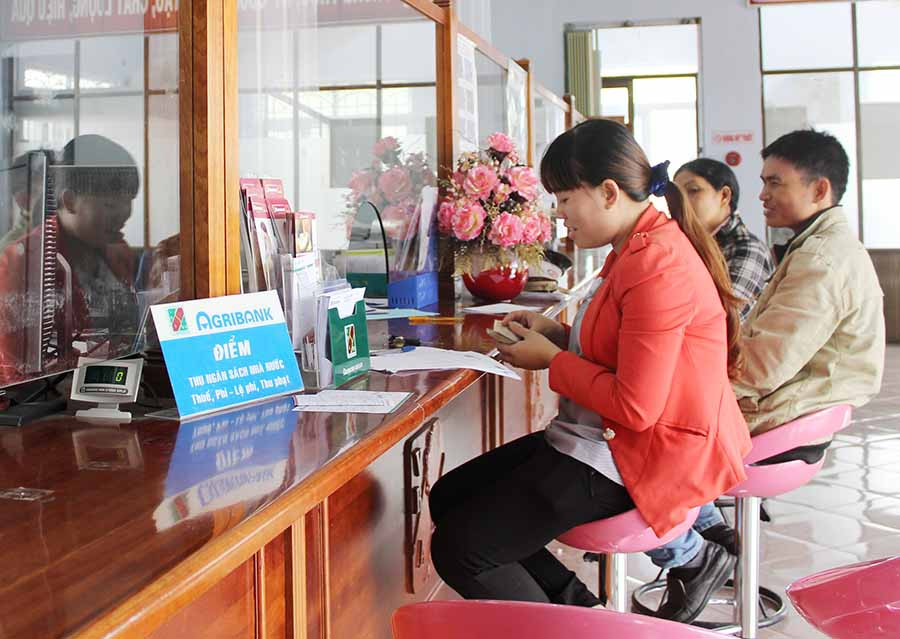  Kho bạc Nhà nước tỉnh đẩy mạnh thanh toán qua các ngân hàng thương mại để góp phần giảm thanh toán tiền mặt. Ảnh: S.C