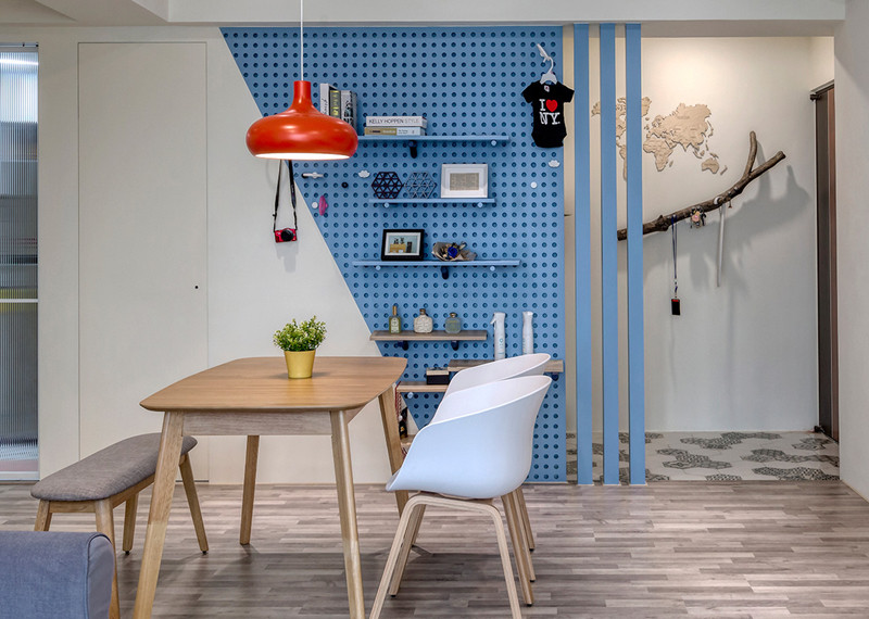 Hai vợ chồng chủ nhà đều có sở thích sưu tầm những món đồ vật nhỏ xinh xắn nên trong nhà bố trí rất nhiều kệ đựng.