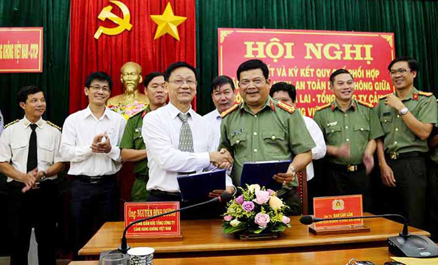  Lãnh đạo Công an tỉnh và Cảng Hàng không Việt Nam-CTCP ký quy chế phối hợp đảm bảo an ninh, an toàn hàng không giai đoạn 2020-2023. Ảnh: L.H