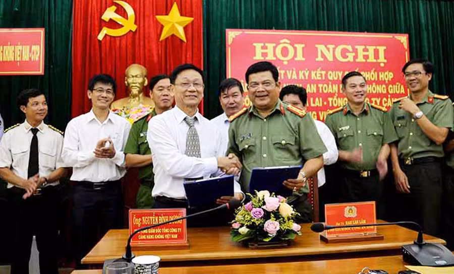  Lãnh đạo Công an tỉnh và Cảng Hàng không Việt Nam-CTCP ký quy chế phối hợp đảm bảo an ninh, an toàn hàng không giai đoạn 2020-2023. Ảnh: L.H