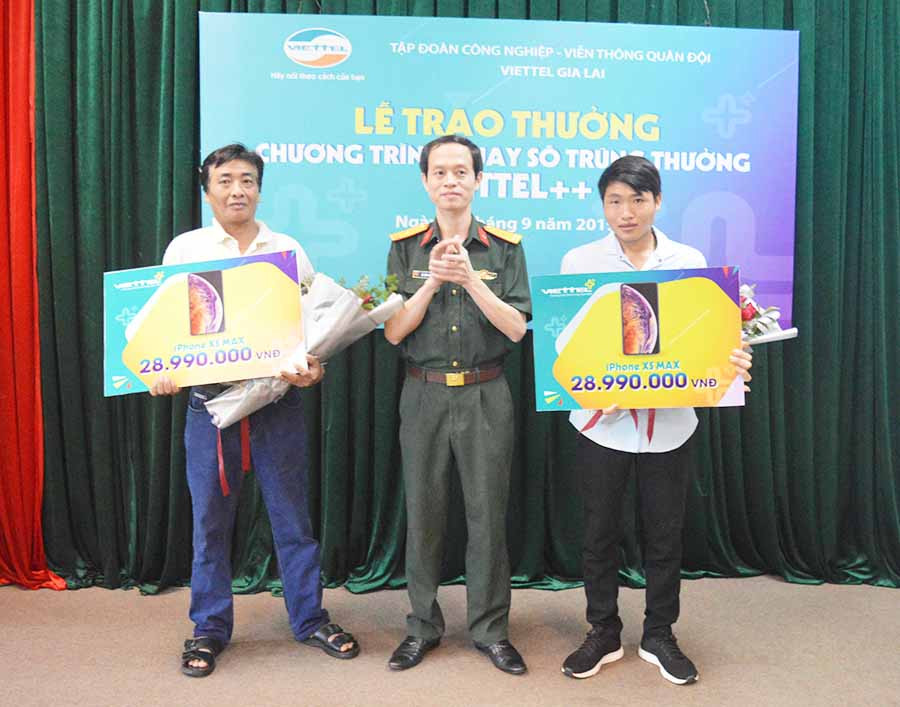 Giám đốc Chi nhánh Viettel Gia Lai trao thưởng cho 2 khách hàng. Ảnh: Anh Huy Giám đốc Chi nhánh Viettel Gia Lai trao thưởng cho 2 khách hàng. Ảnh: Anh Huy