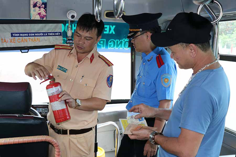 Đoàn liên ngành kiểm tra an toàn kỹ thuật phương tiện xe ô tô đưa đón học sinh tại Trường Quốc tế Châu Á Thái Bình Dương Gia Lai. Ảnh: L.H Đoàn liên ngành kiểm tra an toàn kỹ thuật phương tiện xe ô tô đưa đón học sinh tại Trường Quốc tế Châu Á Thái Bình Dương Gia Lai. Ảnh: L.H