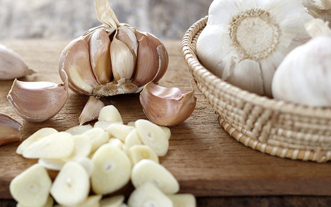  Thật là sai lầm khi nhiều người ăn tỏi để ngăn ngừa và hỗ trợ điều trị bệnh gan. Thực tế, tỏi là thực phẩm có thể gây hại gan vì tính nóng. Ảnh minh họa: Internet