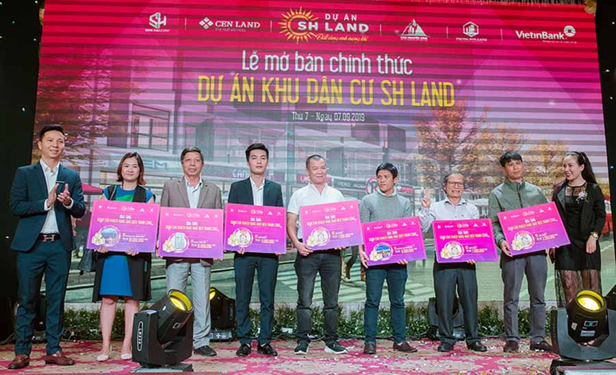 Chủ đầu tư Sơn Hải đã dành tặng nhiều phần quà hấp dẫn cho khách hàng tham gia sự kiện, tổng giá trị giải thưởng lên đến gần 100 triệu đồng.Với nhiều lợi thế và giá trị hấp dẫn, SH Land được kỳ vọng sẽ trở thành khu dân cư sầm uất, hiện đại trong thời gian tới. Chủ đầu tư Sơn Hải đã dành tặng nhiều phần quà hấp dẫn cho khách hàng tham gia sự kiện, tổng giá trị giải thưởng lên đến gần 100 triệu đồng.Với nhiều lợi thế và giá trị hấp dẫn, SH Land được kỳ vọng sẽ trở thành khu dân cư sầm uất, hiện đại trong thời gian tới.
