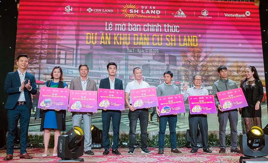 Chủ đầu tư Sơn Hải đã dành tặng nhiều phần quà hấp dẫn cho khách hàng tham gia sự kiện, tổng giá trị giải thưởng lên đến gần 100 triệu đồng.Với nhiều lợi thế và giá trị hấp dẫn, SH Land được kỳ vọng sẽ trở thành khu dân cư sầm uất, hiện đại trong thời gian tới.