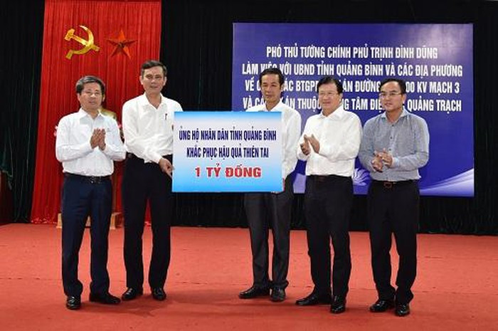 Phó Thủ tướng Trịnh Đình Dũng cùng Chủ tịch Tập đoàn EVN Dương Quang Thành trao tặng số tiền 1 tỷ đồng ủng hộ nhân dân tỉnh Quảng Bình khắc phục hậu quả do mưa lũ - Ảnh: VGP/Nhật Bắc