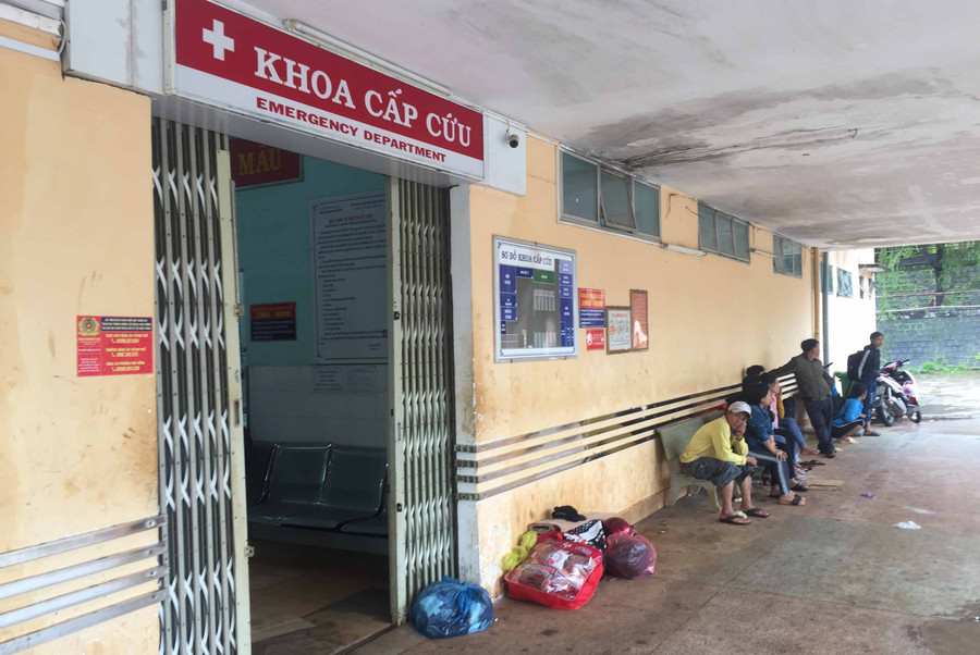  Nạn nhân Khánh đang được điều trị tại bệnh viện Đa khoa tỉnh. Ảnh: Văn Ngọc