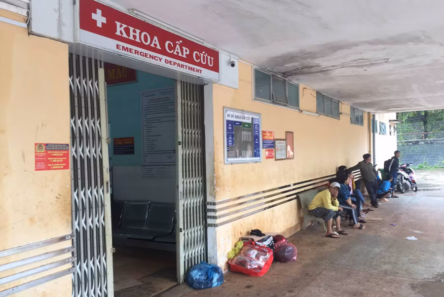  Nạn nhân Khánh đang được điều trị tại bệnh viện Đa khoa tỉnh. Ảnh: Văn Ngọc