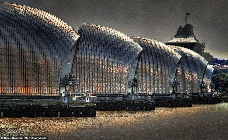 Cầu chắn sông Thames ở London ngày mưa (Ảnh: Brian Denton).