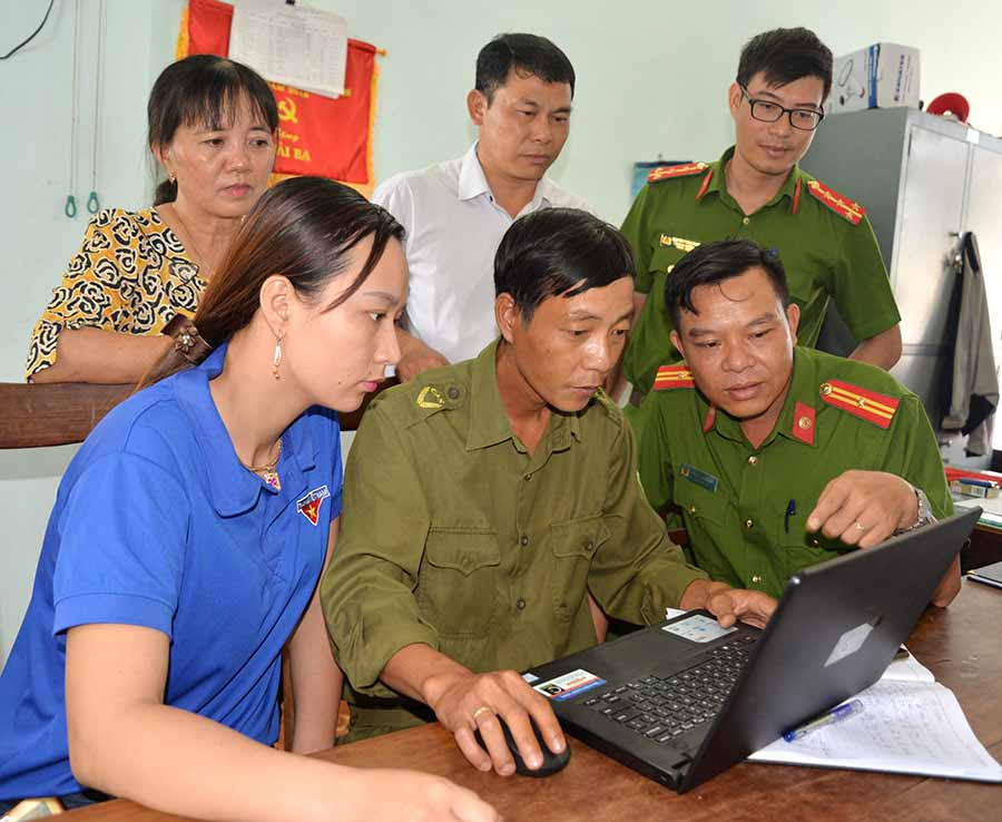 Mô hình “Tuyên truyền, phổ biến pháp luật thông qua mạng xã hội” của Công an huyện Phú Thiện được đánh giá là rất hiệu quả, phù hợp với điều kiện phát triển hiện nay. Ảnh: HỮU TRƯỜNG Mô hình “Tuyên truyền, phổ biến pháp luật thông qua mạng xã hội” của Công an huyện Phú Thiện được đánh giá là rất hiệu quả, phù hợp với điều kiện phát triển hiện nay. Ảnh: HỮU TRƯỜNG