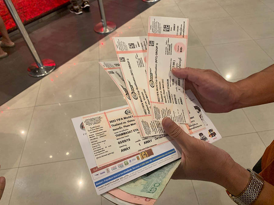 Những chiếc vé này đang được rao bán với giá rất cao trên chợ đen. Ảnh S.N Những chiếc vé này đang được rao bán với giá rất cao trên chợ đen. Ảnh S.N