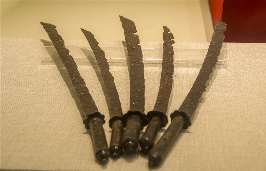 Tại đây, ta có thể gặp những báu vật như ấn tín, các sắc phong, gia phả của nhiều văn thần, võ tướng; chuông đồng, súng thần công, ấn tín, tiền đồng Thái Đức, Quang Trung, Cảnh Thịnh, tấm bia mộ tổ dòng họ Tây Sơn…