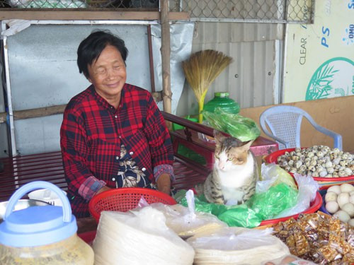  Cứ sáng sớm, bà Thái Thị Lâu lại chuẩn bị hàng để bán