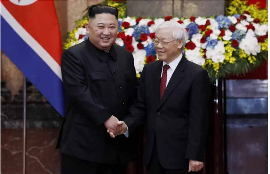 Tổng Bí thư, Chủ tịch nước Nguyễn Phú Trọng và nhà lãnh đạo Triều Tiên Kim Jong-un bắt tay trong chuyến thăm chính thức Việt Nam hồi tháng 3. Ảnh: AP