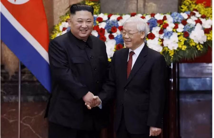 Tổng Bí thư, Chủ tịch nước Nguyễn Phú Trọng và nhà lãnh đạo Triều Tiên Kim Jong-un bắt tay trong chuyến thăm chính thức Việt Nam hồi tháng 3. Ảnh: AP