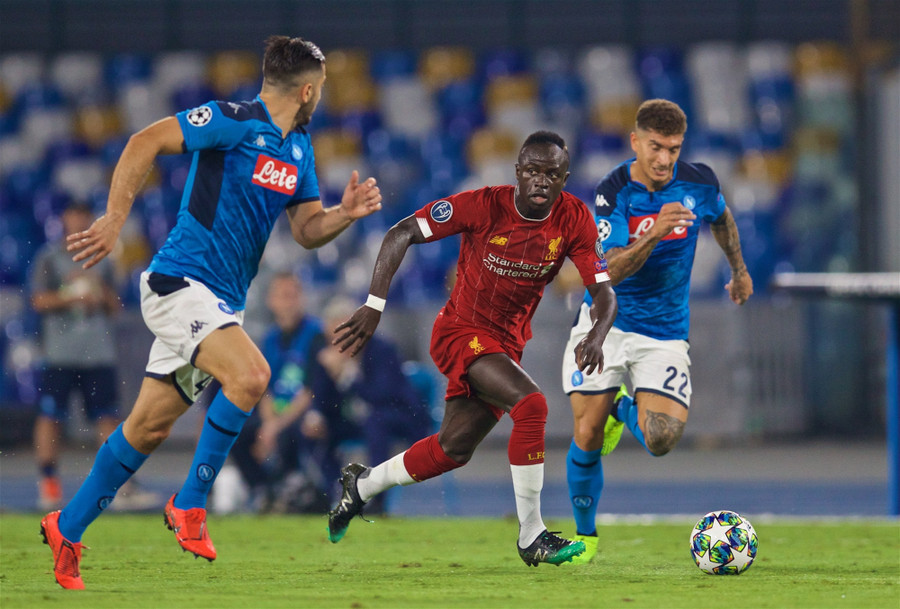  Liverpool (áo đỏ) sa lầy ở San Paolo.