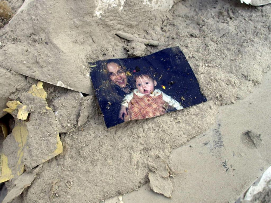  Một bức ảnh trong đống đổ nát. (Ảnh: Nathan Edwards)