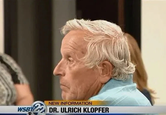  Bác sĩ Ulrich Klopfer xuất hiện trên đài WSBT của South Bend, Indiana. Ảnh: WSBT-TV.
