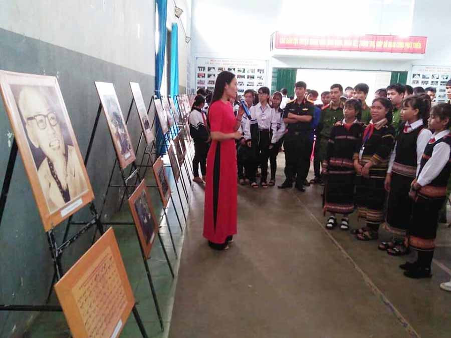 Triển lãm trưng bày 120 hình ảnh, tư liệu, biểu đồ và 85 đầu sách. Ảnh: Nguyễn Vững