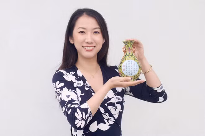 Chuyên gia thẩm định Yexue Li cầm chiếc bình được mua với giá hơn một USD trong cửa hàng từ thiện. Ảnh: Swaves.
