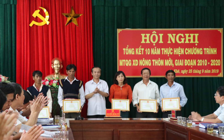 Tặng giấy khen cho các cá nhân có thành tích trong phong trào xây dựng nông thôn mới. Ảnh: Ngọc Minh