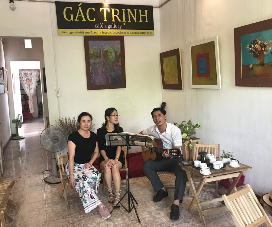  Khách đến thăm và hát ở Gác Trịnh. Ảnh: T.T