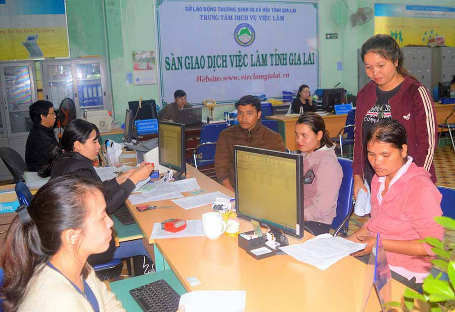 Người lao động nộp hồ sơ hưởng chế độ BHTN. Ảnh: Đ.Y Người lao động nộp hồ sơ hưởng chế độ BHTN. Ảnh: Đ.Y