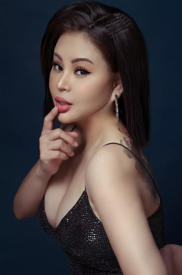 Lê Giang từng chia sẻ, chị sửa mũi vào năm 29 tuổi để thay đổi vận mệnh về tiền bạc và tình duyên. Để có sống mũi và đầu mũi đẹp như hiện tại, chị đã sửa 6 lần ở Úc và đã phẫu thuật ngực để có số đo bốc lửa như bây giờ. Chưa dừng lại ở đó, mỗi thời điểm chị sẽ thực hiện các phương pháp làm đẹp khác nhau, gần đây có làm căng da mặt bằng chỉ, tiêm filler, độn cằm…