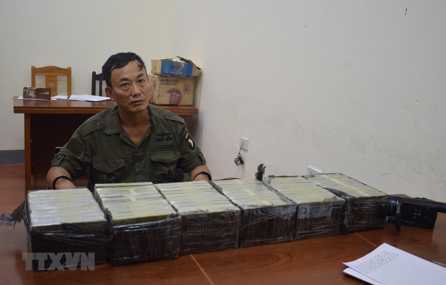 Trong ảnh: Đối tượng Lê Hồng Phong cùng số heroin bị bắt giữ. (Nguồn: TTXVN/Vietnam+) Trong ảnh: Đối tượng Lê Hồng Phong cùng số heroin bị bắt giữ. (Nguồn: TTXVN/Vietnam+)