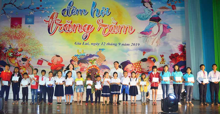 Trao 30 suất học bổng cho trẻ em có hoàn cảnh khó khăn. Ảnh: Đinh Yến